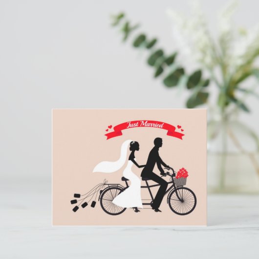 Gehuwd, bruid en bruidegom op de trouwfiets aankondigingskaart (Staand voorkant)