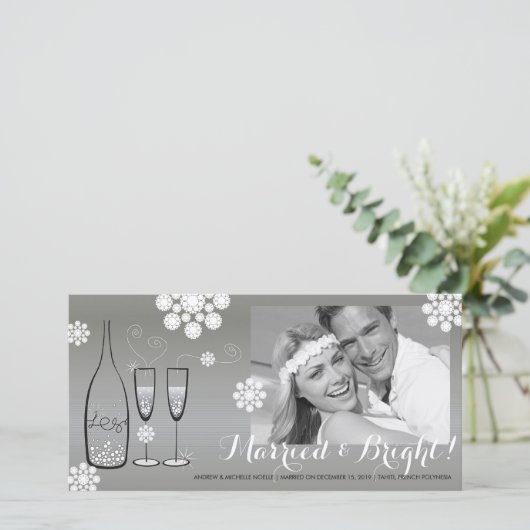 Gehuwd en fel, zilveren champagne Foto bruiloft Feestdagenkaart (Staand voorkant)