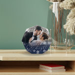 Gehuwd en helder | Kerstbruiloft Fotoblokken<br><div class="desc">Een prachtige aangepaste keepasje voor nieuwigheden,  voorzien van sneeuwvlokken op een contrasterende blauwe zee gradiënt. "Gehuwd en helder" wordt weergegeven in elegant wit script. Een unieke koepel voor je eerste gehuwde Kerstmis.</div>
