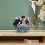 Gehuwd en helder | Kerstbruiloft Fotoblokken<br><div class="desc">Een prachtige aangepaste keepaard voor nieuwigheden,  voorzien van sneeuwvlokken op een romantische stoffige blauwe gradiënt. "Gehuwd en helder" wordt weergegeven in elegant wit script. Een unieke koepel voor je eerste gehuwde Kerstmis.</div>