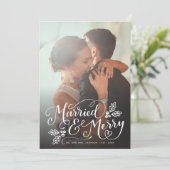 Gehuwd en met Merry Chic Hand Lettered Photo Pset Feestdagenkaart (Staand voorkant)