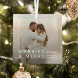 Gehuwd en pretfoto's, namen en kerstdagen glas ornament<br><div class="desc">Herdenking je huwelijk dit jaar met deze simpele foto-glazen versiering. Met een foto van de nieuwigheden,  de tekst "MARRIED & MERRY",  de datum van de bruiloft en de naam/namen.</div>