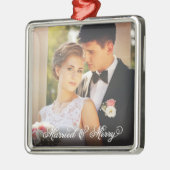 Gehuwd en versierd metalen ornament (Links)