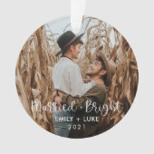 Gehuwd en voor eerste kerstfoto met heldere paren ornament (voorkant)