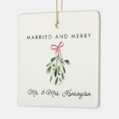 Gehuwd en vrolijk Gepersonaliseerde Pas getrouwd F Keramisch Ornament (Links)