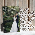 Gehuwd huwelijk foto Elegant White Script Fotoplaat<br><div class="desc">Prachtige witte kalligrafie voor het lezen van Gehuwd en Merry op je volledige trouwfoto voor een mooie nieuwgevlochten feestfoto. Dit gewoon getrouwde kerstcadeau heeft een groot cursief script bovenaan.</div>