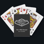 Gehuwd in Fabulous Las Vegas Black Wedding Pokerkaarten<br><div class="desc">Deze unieke en leuke gewoonte "Gehuwd in Fabulous Las Vegas" huwelijksgunsten die kaarten spelen, kenmerkt een ontwerp geïnspireerd door het Welcome to Las Vegas, Nevada' teken, samen met monogram tekst die kan worden gepersonaliseerd met de naam van het paar en de trouwdatum. De zwarte en witte kleuren kunnen worden gewijzigd....</div>