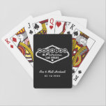 Gehuwd in Fabulous Las Vegas Black Wedding Pokerkaarten<br><div class="desc">Deze unieke en leuke gewoonte "Gehuwd in Fabulous Las Vegas" huwelijksgunsten die kaarten spelen, kenmerkt een ontwerp geïnspireerd door het Welcome to Las Vegas, Nevada' teken, samen met monogram tekst die kan worden gepersonaliseerd met de naam van het paar en de trouwdatum. De zwarte en witte kleuren kunnen worden gewijzigd....</div>
