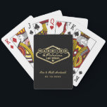 Gehuwd in Fabulous Las Vegas Gold Wedding Pokerkaarten<br><div class="desc">Deze unieke en leuke gewoonte "Gehuwd in Fabulous Las Vegas" huwelijksfeesten spelen kaarten met een faux gouden folieontwerp geïnspireerd door het Welcome to Las Vegas,  Nevada'-teken,  samen met monogram tekst die gepersonaliseerd kan worden met de naam van het stel en de trouwdatum. De zwarte achtergrondkleur kan worden gewijzigd.</div>