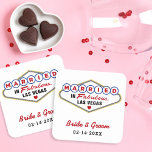 Gehuwd in Fabulous Las Vegas Red Wedding Monogram Kartonnen Onderzetters<br><div class="desc">Douane 'Gehuwd in Fabulous Las Vegas' huwelijksdrankkusten zijn voorzien van een monogram van de bruid en groom's namen en trouwdata. Zwart,  rood,  blauw,  en gele ontwerpkleuren.</div>