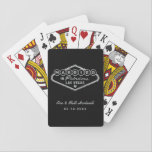 Gehuwd in Fabulous Las Vegas Silver Wedding Pokerkaarten<br><div class="desc">Deze unieke en leuke traditie "Gehuwd in Fabulous Las Vegas" huwelijksfeesten spelen kaarten met een zilveren folieontwerp geïnspireerd door het Welcome to Las Vegas,  Nevada'-teken,  samen met monogram tekst die gepersonaliseerd kan worden met de naam van het stel en de trouwdatum. De zwarte achtergrondkleur kan worden gewijzigd.</div>