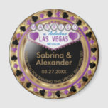 Gehuwd in Las Vegas - Dank u - Paars Magneet<br><div class="desc">🥇 EEN ORIGINEEL KOPYRIGHT ART ONTWERP VAN Donna Siegrist ALLEEN BESCHIKBAAR OP ZAZZLE! Casino-stijl Magnet. Gehuwd in Las Vegas dank je dat je deze speciale dag met ons hebt gedeeld, met een paars, goud en zwart design. Maakt een groot feest in het belang van de gast of je gast. Er...</div>