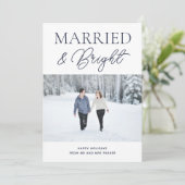 Gehuwd met Bright Blue Script Modern Foto Kerstmis Feestdagenkaart (Staand voorkant)