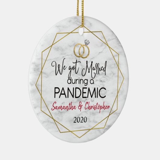 Gehuwd tijdens een pandemisch kerstfeest keramisch ornament (Rechts)
