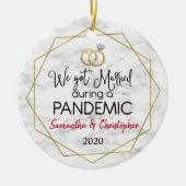 Gehuwd tijdens een pandemisch kerstfeest keramisch ornament (Voorkant)