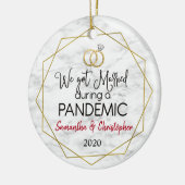 Gehuwd tijdens een pandemisch kerstfeest keramisch ornament (Links)