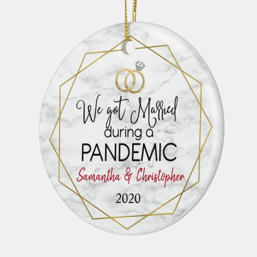 Gehuwd tijdens een pandemisch kerstfeest keramisch ornament (Links)