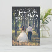 Gehuwde en Merry Chic Hand Lettered Foto Feestdagenkaart (Staand voorkant)