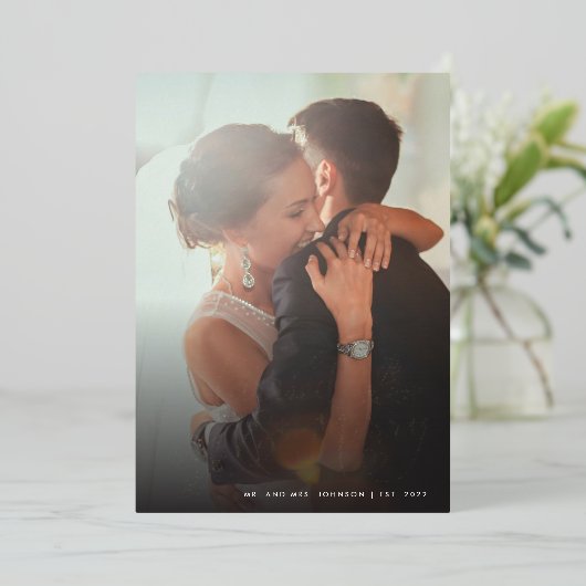 Gehuwde en Merry Chic Hand Lettered Foto Folie Feestdagenkaart (Staand Voorkant)