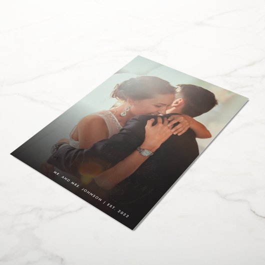 Gehuwde en Merry Chic Hand Lettered Foto Folie Feestdagenkaart (Gedraaid)