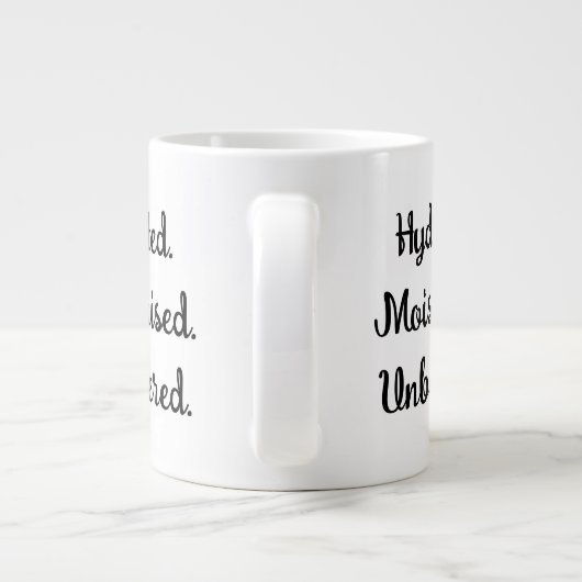 Gehydrateerde, gehydrateerde, ongehinderde grappig grote koffiekop (Achterkant)