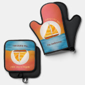 Geïllustreerde zeilboot op watermoonrise bij zonso ovenwant & pannenlap set (Voorkant / Achterkant)