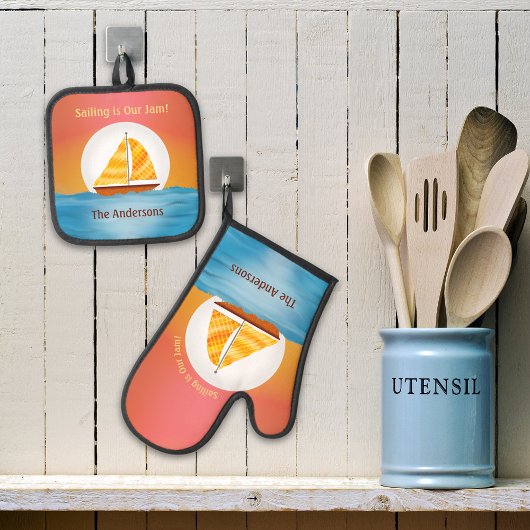 Geïllustreerde zeilboot op watermoonrise bij zonso ovenwant & pannenlap set