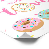 Geïnprinseerd met liefdesroze donut-tafelbord poster (Hoek)