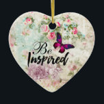 Geïnspireerd citaat & Roze Butterfly Shabby Collag Keramisch Ornament<br><div class="desc">Een ornament met het gezegde: wees geïnspireerd. Het geïnspireerde woord wordt geschreven in een koele trendy manuscriptdoopvont. Ontworpen met een elegante roze magenta vlinder met paarse accenten. De achtergrond is een  kraakbeen met roze rozen en andere decoratieve elementen. Een charmante whimsical.</div>