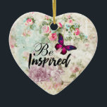 Geïnspireerd citaat & Roze Butterfly Shabby Collag Keramisch Ornament<br><div class="desc">Een ornament met het gezegde: wees geïnspireerd. Het geïnspireerde woord wordt geschreven in een koele trendy manuscriptdoopvont. Ontworpen met een elegante roze magenta vlinder met paarse accenten. De achtergrond is een  kraakbeen met roze rozen en andere decoratieve elementen. Een charmante whimsical.</div>