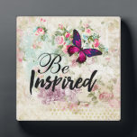 Geïnspireerd voor  collage van Quote & Roze Butter Fotoplaat<br><div class="desc">Een fotoplak met het gezegde: Wees geïnspireerd. Het geïnspireerde woord wordt geschreven in een koele trendy manuscriptdoopvont. Ontworpen met een elegante roze magenta vlinder met paarse accenten. De achtergrond is een  kraakbeen met roze rozen en andere decoratieve elementen. Een charmante whimsical.</div>