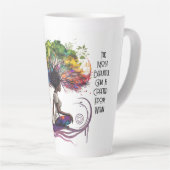 Geïnspireerde vrouw gemaakt in latte Mok (Rechterhoek)