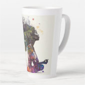 Geïnspireerde vrouw omarmt latte Mok (Rechterhoek)