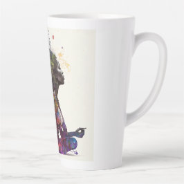 Geïnspireerde vrouw omarmt latte Mok