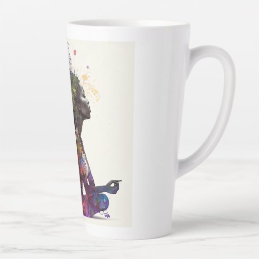 Geïnspireerde vrouw omarmt latte Mok (Rechts)