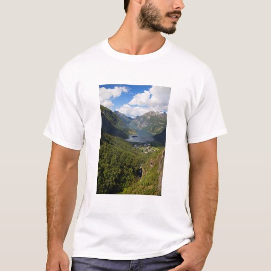 Geiranger Fjord landschap, Noorwegen T-shirt (Voorkant)