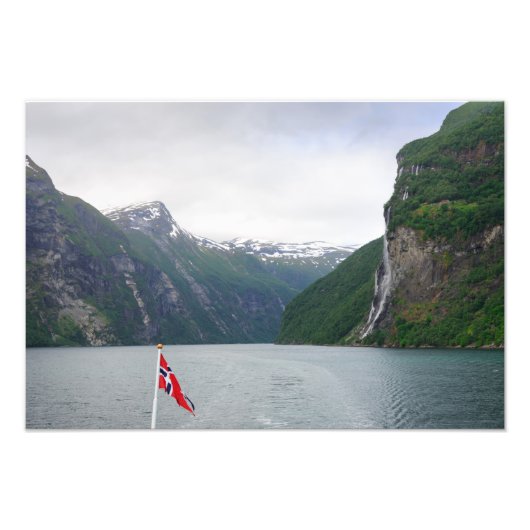 Geiranger fjord met Noorse vlag Foto Afdruk (Voorkant)