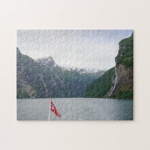 Geiranger fjord met puzzel onder Noorse vlag