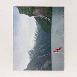 Geiranger fjord met puzzel onder Noorse vlag