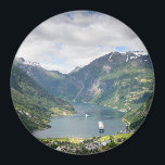 Geirangerfjord uitzicht in Noorwegen ronde magneet<br><div class="desc">Ronde souvenir koelkastmagneet van de beroemde fjord Geirangerfjord, een cruiseschip en het dorp Geiranger tussen de bergen in Noorwegen.</div>