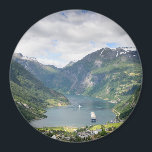 Geirangerfjord uitzicht in Noorwegen ronde magneet<br><div class="desc">Ronde souvenir koelkastmagneet van de beroemde fjord Geirangerfjord, een cruiseschip en het dorp Geiranger tussen de bergen in Noorwegen.</div>
