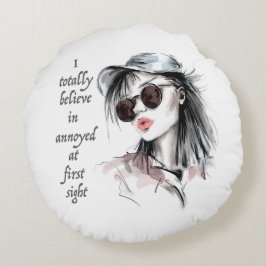 Geïrriteerd op het eerste gezicht rond kussen