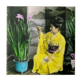 Geisha in Yellow Kimono die Flowers  schikt Tegeltje (Voorkant)