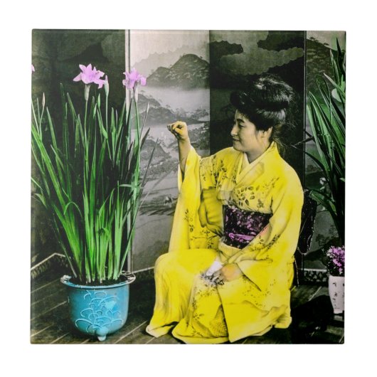 Geisha in Yellow Kimono die Flowers  schikt Tegeltje (Voorkant)