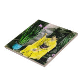 Geisha in Yellow Kimono die Flowers  schikt Tegeltje (Zijkant)