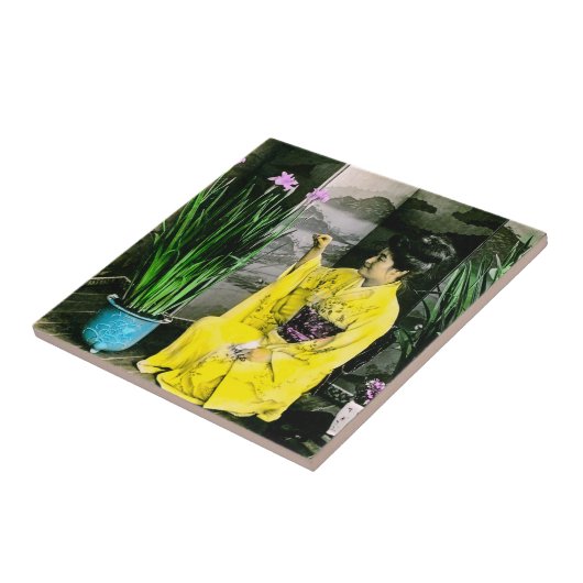 Geisha in Yellow Kimono die Flowers  schikt Tegeltje (Zijkant)