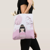 Geisha Kokeshi Doll on Typical Japanese Landscape Tote Bag (Dichtbij)