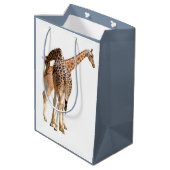 geïsoleerd van twee giraffen, mannelijk en vrouw medium cadeauzakje (Achterkant Gekanteld)