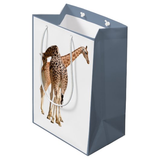 geïsoleerd van twee giraffen, mannelijk en vrouw medium cadeauzakje (Achterkant Gekanteld)