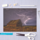 Geïsoleerde oude schuur met blikseminslag tissuepapier (Craft)